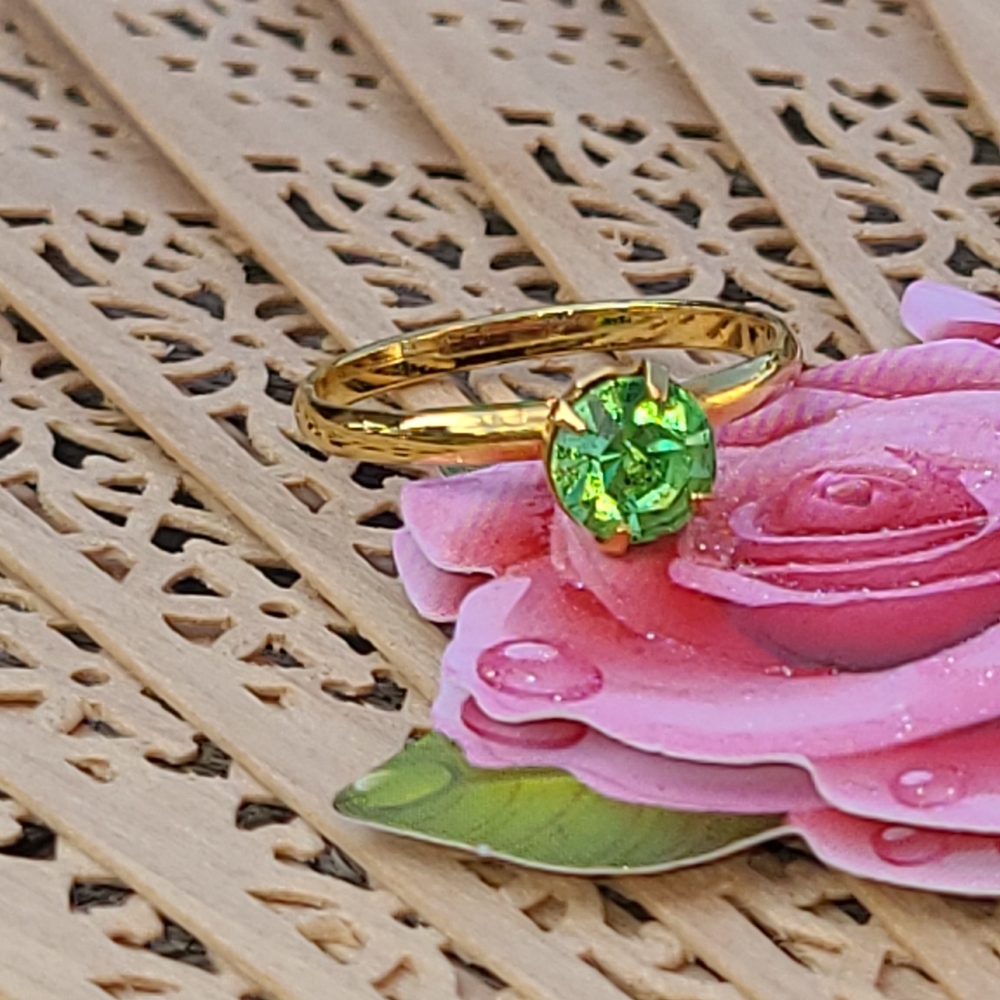 Elegant Gold Ring with Green Gemstone Ring Size 7.5 - Picture 7 of 8